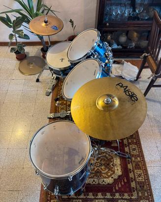 Batteria sonor e piatti.