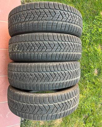 4 gomme 215 65 17 99 H Pirelli M S con 200 km. Par