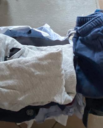 Set di 26 articoli tra camice, pantaloni e maglie