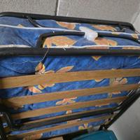 rete singola  con materasso  e carrello in