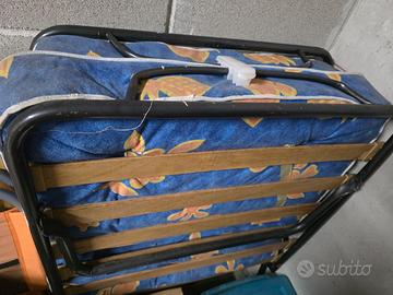 rete singola  con materasso  e carrello in