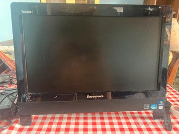 Pc Desktop All-in-one Lenovo con tastiera e mouse.