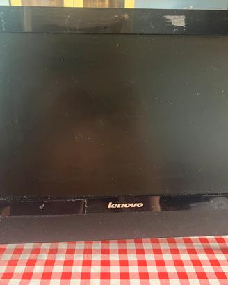 Pc Desktop All-in-one Lenovo con tastiera e mouse.