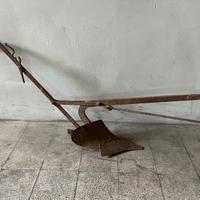 Aratro manuale antichissimo in ferro vintage