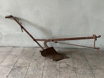 Aratro manuale antichissimo in ferro vintage
