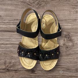 Sandali Neri con Dettagli Dorati