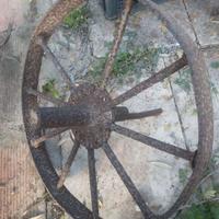 Vecchia ruota  antica in ferro  battuto