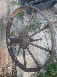 Vecchia ruota  antica in ferro  battuto