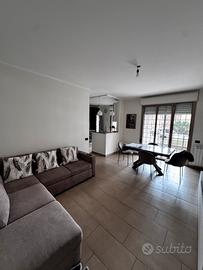 Ampia camera matrimoniale luminosa in appartamento