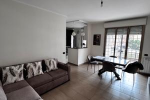 Ampia camera matrimoniale luminosa in appartamento