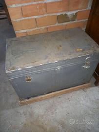 baule o forziere per abiti di una volta