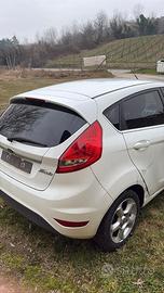 Ford Fiesta incidentata per parti di ricambio