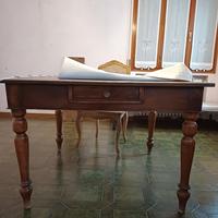 Tavolo quadrato antico in noce. Epoca: 800