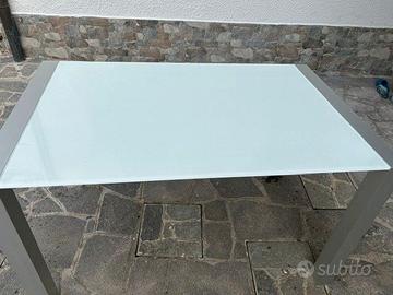 Tavolo in vetro allungabile con 4 sedie in pvc