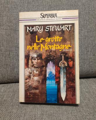 Le grotte nelle montagne fantasy arturiano