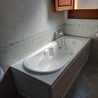vasca da bagno con pannelli laterali