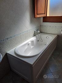 vasca da bagno con pannelli laterali