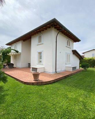 Villa di 220 m² con più di 5 locali a Pietrasanta