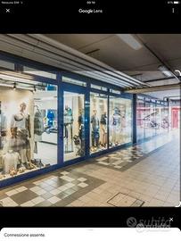 Negozio piano terra centro commerciale la piazza