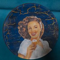 piatto in vetro con ragazza 