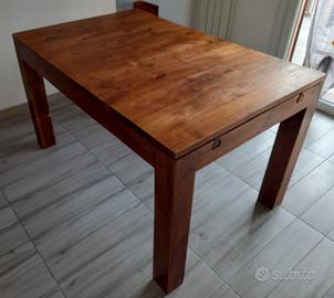 tavolo in legno con sedie stile etnico