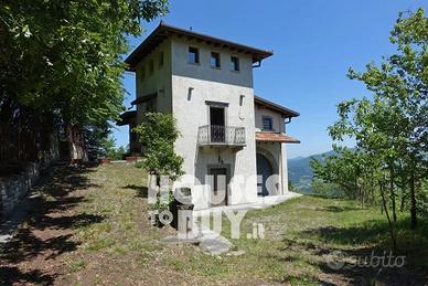 Villa immersa nel verde