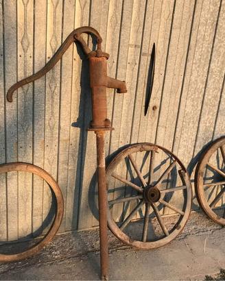 Pompa artigiana vintage e ruote carro