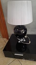 Lampada da tavolo nera con paralume bianco