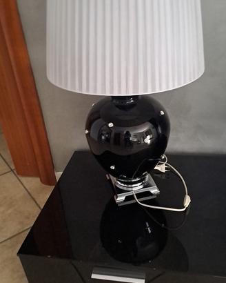 Lampada da tavolo nera con paralume bianco