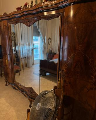Armadio d’epoca in legno di noce