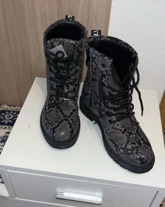 Anfibi grigio e nero effetto snike numero 36