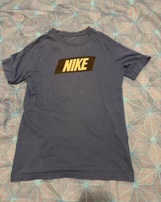 T-shirt nike