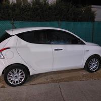 lancia Ipsilon tenuta benissimo anno 2015
