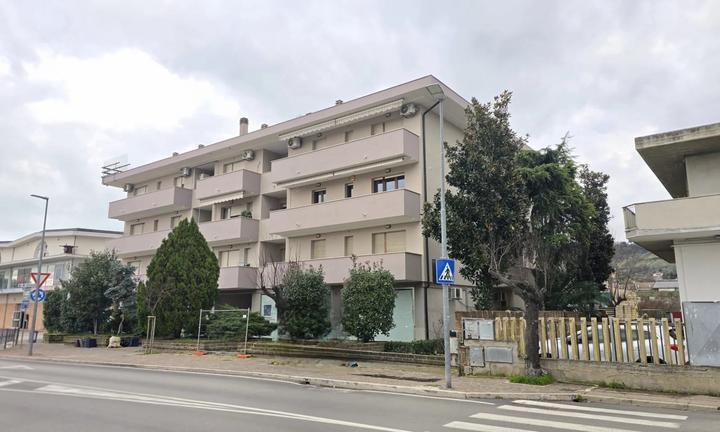 SAMBUCETO QUADRILOCALE CON POSTO AUTO E CANTINA EU