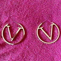 Orecchini bigiotteria a cerchio aperto lettera V