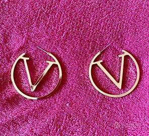 Orecchini bigiotteria a cerchio aperto lettera V
