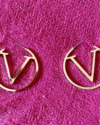 Orecchini bigiotteria a cerchio aperto lettera V