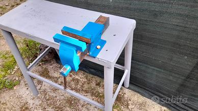 banco da officina in ferro con morsa