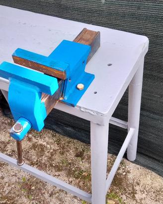 banco da officina in ferro con morsa