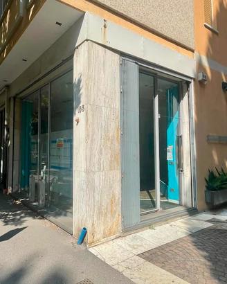 Negozio ad Angolo con 4 vetrine