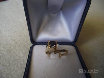 Anello in oro con zaffiro e brillantini