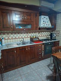 Cucina arte povera  , tavolo , sedie e angoliere