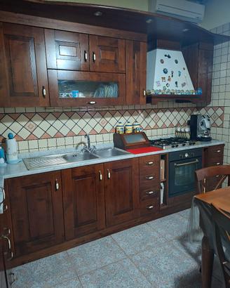 Cucina arte povera  , tavolo , sedie e angoliere