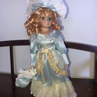 Bambola in porcellana da collezione