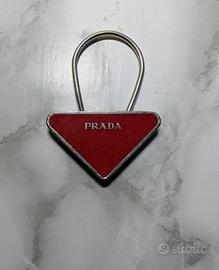 Spilla / portachiavi Prada triangolo rosso vintage