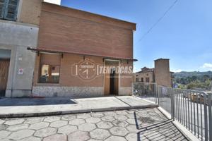 Magazzino con spazio esterno e contributo sisma