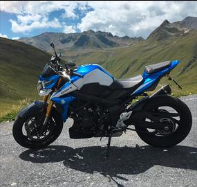 Suzuki gsr 750  