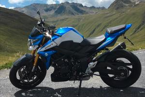 Suzuki gsr 750  