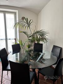 Tavolo rotondo con le sedie