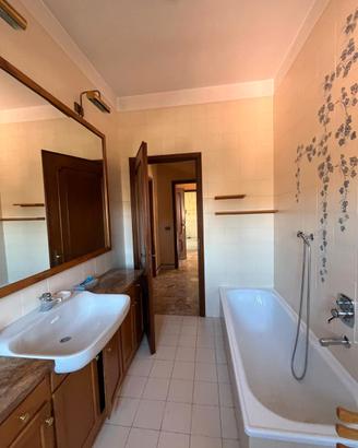 Mobile in legno completo da bagno